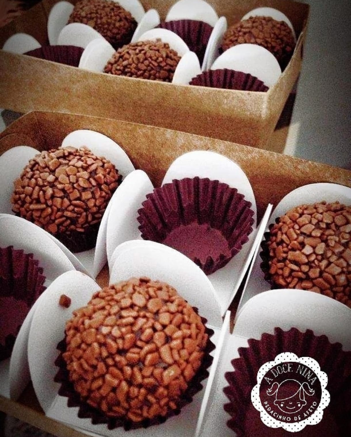 Brigadeiros artesanais em caixas