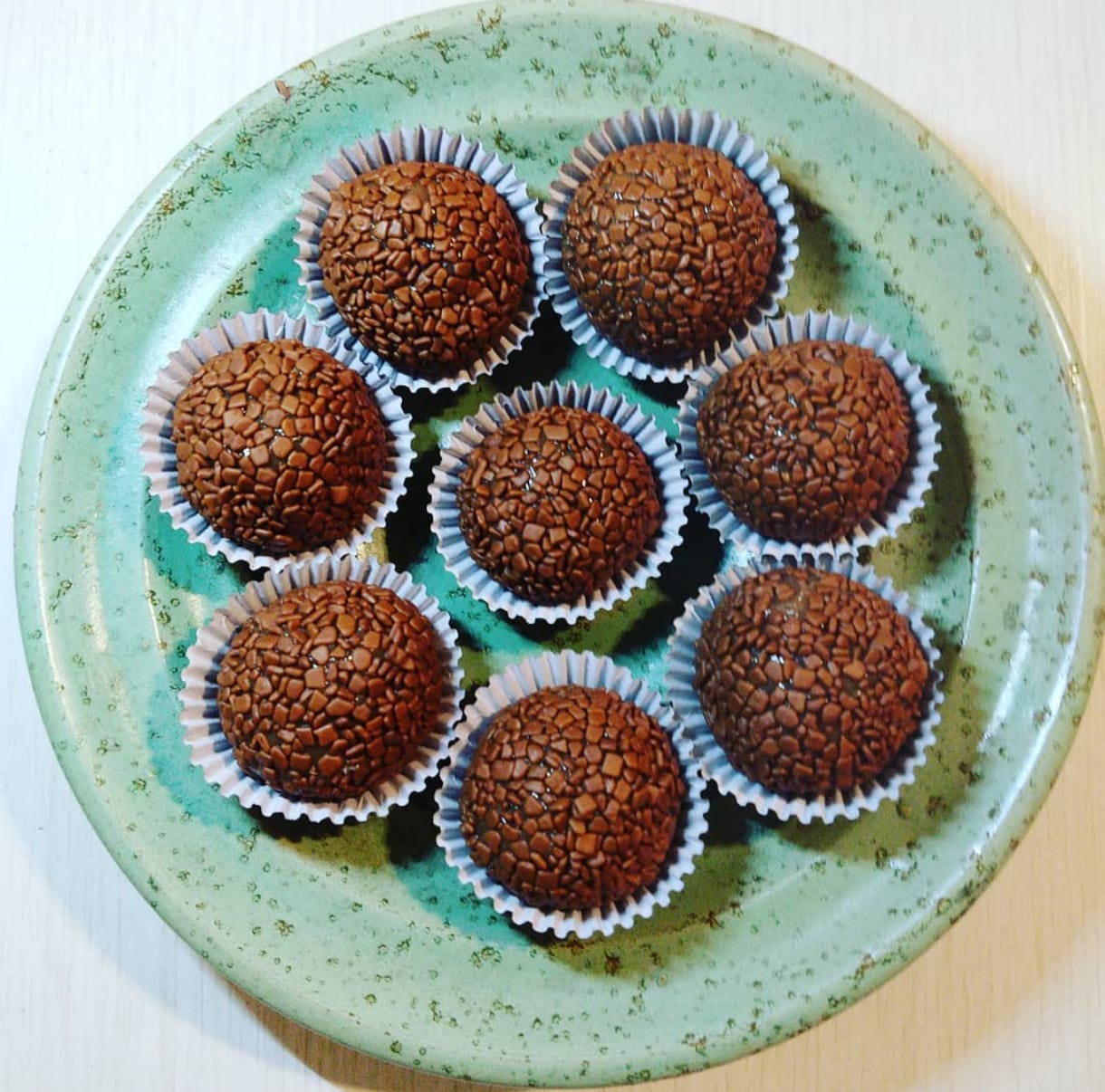 Brigadeiros artesanais clássicos em prato verde